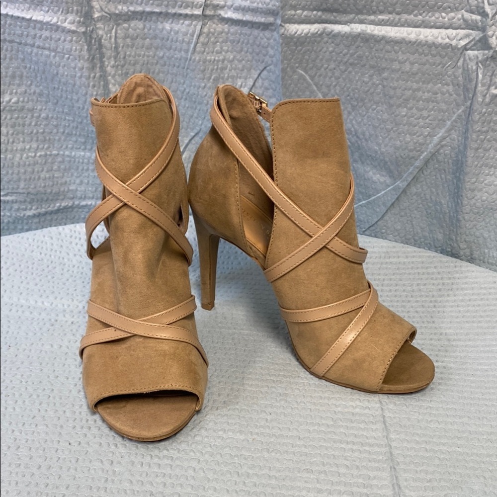 Christian Siriano size 9 Tan cream Stiletto Heels‎ with Wrap-Around adjustable